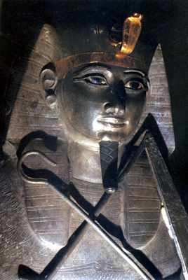 Kuta w litym srebrze trumna antropoidalna Psusennesa. Muzeum Kairskie